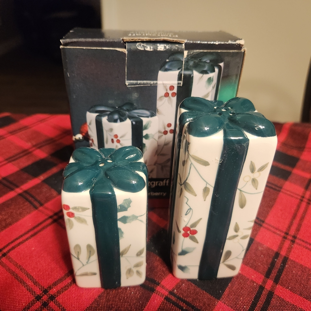 Pfaltzgraff Winterberry Salt & Pepper Set In Original Box